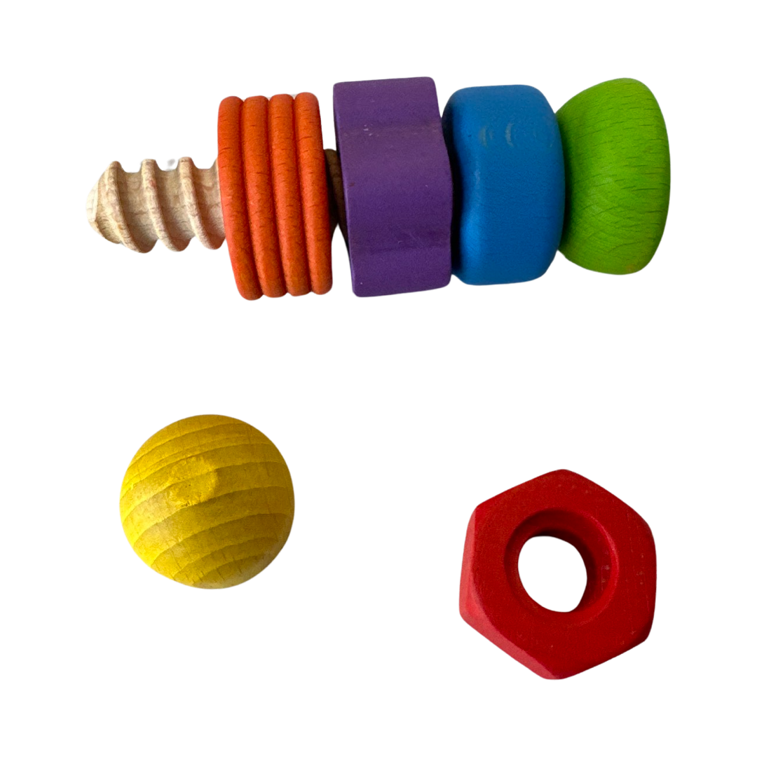 Motorikspielzeug mit Schrauben aus Holz